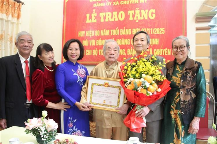 Chủ tịch Uỷ ban MTTQ Việt Nam thành phố Hà Nội Bùi Huyền Mai trao Huy hiệu Đảng tại Chuyên Mỹ