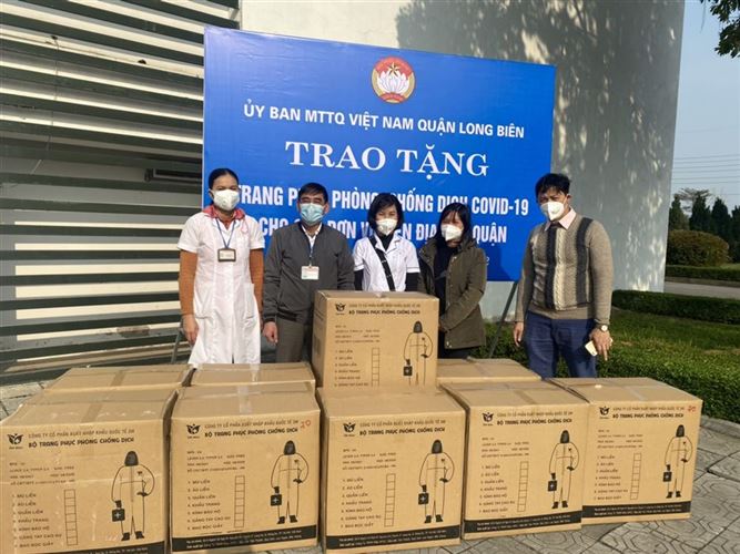 Ủy ban MTTQ Việt Nam quận Long Biên trao tặng trang phục phòng chống dịch Covid – 19