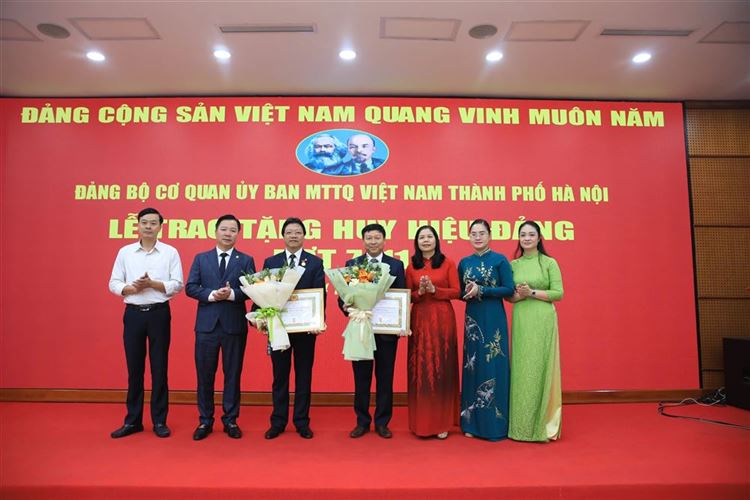 Lễ trao tặng Huy hiệu Đảng cho các đảng viên của Đảng bộ cơ quang Uỷ ban MTTQ Việt Nam TP đợt 7/11