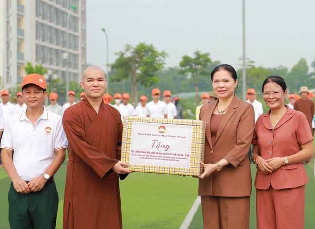 Phó Chủ tịch Ủy ban Trung ương MTTQ Việt Nam Hà Thị Nga động viên Khối đại đoàn kết toàn dân tộc tham gia diễu hành A80