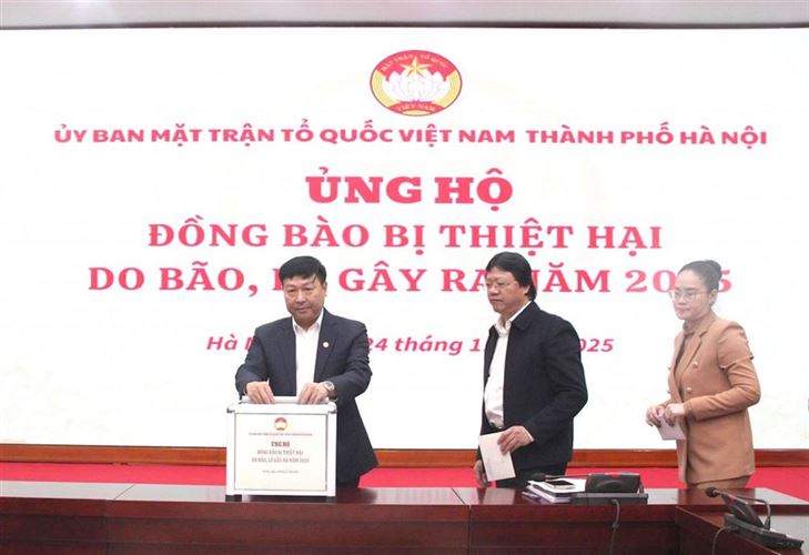 Cơ quan Ủy ban MTTQ TP Hà Nội ủng hộ đồng bào vùng lũ