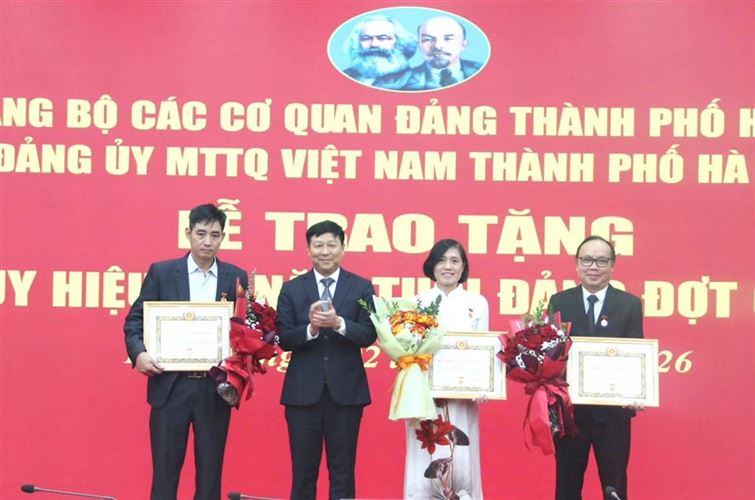 Đảng bộ MTTQ Việt Nam TP Hà Nội trao Huy hiệu Đảng đợt 3/2