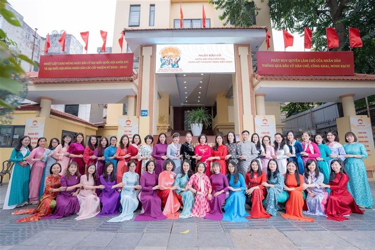 Nữ cán bộ Mặt trận Thủ đô hưởng ứng “Tuần lễ áo dài”