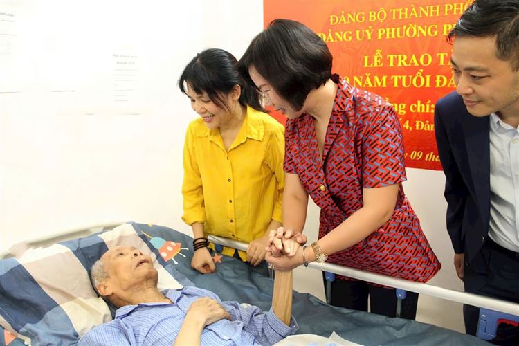 Đồng chí Bùi Huyền Mai trao Huy hiệu 70 năm tuổi Đảng tặng đảng viên lão thành phường Phú Thượng