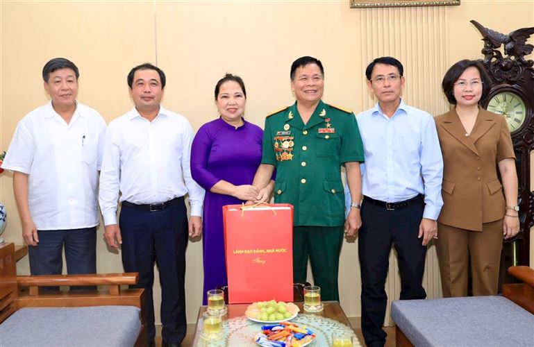 Bí thư Thành ủy Hà Nội Trần Đức Thắng thăm, tặng quà gia đình chính sách, người lao động khó khăn