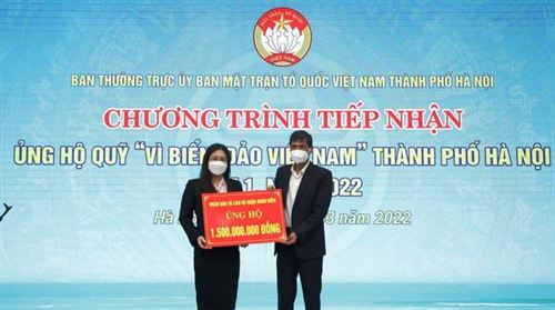 10.30.Đại diện Ủy ban MTTQ Việt Nam TP. Hà Nội tiếp nhận ủng hộ từ cán bộ và Nhân dân quận Hoàn Kiếm
