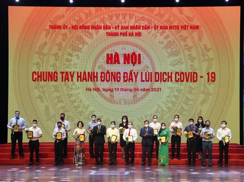Phó Bí thư Thành ủy Nguyễn Văn Phong và Phó Chủ tịch Thường trực Ủy ban Mặt trận Tổ quốc Việt Nam Thành phố Nguyễn Anh Tuấn trao biểu trưng cảm ơn các đơn vị, cá nhân