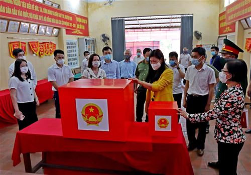 Chủ tịch Ủy ban MTTQ TP Hà Nội Nguyễn Lan Hương kiểm tra công tác bầu cử tại phường Sơn Lộc, thị xã Sơn Tây