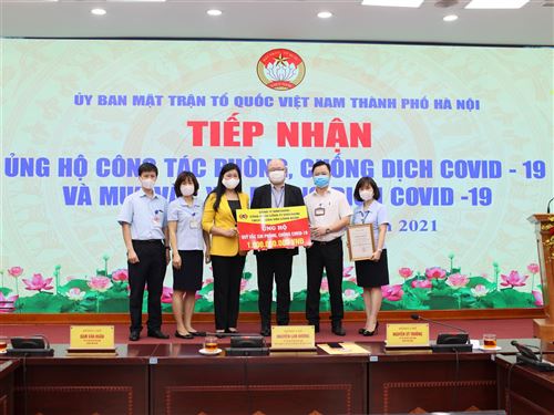 Lãnh đạo Ủy ban MTTQ Việt Nam thành phố Hà Nội tiếp nhận ủng hộ phòng, chống dịch Covid-19