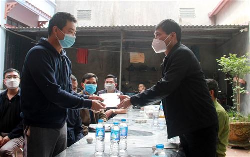 Phó Chủ tịch Thường trực Ủy ban Mặt trận Tổ quốc Việt Nam thành phố Hà Nội Nguyễn Anh Tuấn trao tiền hỗ trợ cho đại diện gia đình ông Trịnh Văn Đức. (28-2)