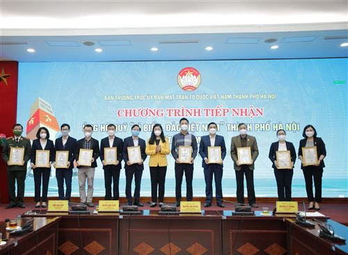 Đồng chí Nguyễn Lan Hương – UVTV Thành ủy, Chủ tịch Ủy ban MTTQ Việt Nam TP trao chứng nhận cho các tổ chức, đơn vị đã ủng hộ cho quỹ “Vì biển, đảo Việt Nam” năm 2022 (10/3)