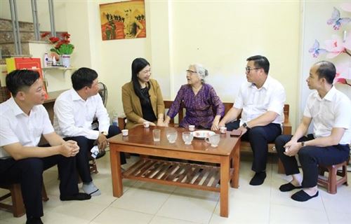 25.7. Chủ tịch Ủy ban MTTQ Việt Nam thành phố Hà Nội Nguyễn Lan Hương thăm, tặng quà các gia đình chính sách tiêu biểu, có hoàn cảnh khó khăn trên địa bàn quận Hoàng Mai
