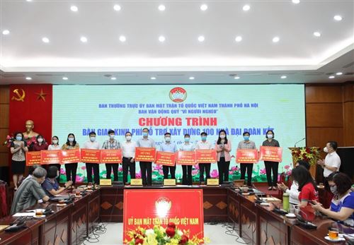 Chủ tịch Ủy ban MTTQ Việt Nam Thành phố Nguyễn Lan Hương bàn giao kinh phí hỗ trợ xây dựng 100 nhà Đại đoàn kết cho hộ nghèo, cận nghèo, hoàn cảnh đặc biệt khó khăn tại 11 huyện, thị xã trên địa bàn Thành phố.