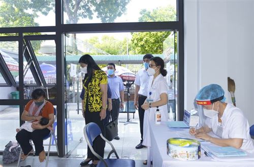 Chủ tịch Ủy ban MTTQ Việt Nam TP Nguyễn Lan Hương kiểm tra công tác phòng, chống dịch tại điểm tiêm chủng vắc xin phòng Covid-19 tại Trung tâm Y tế quận