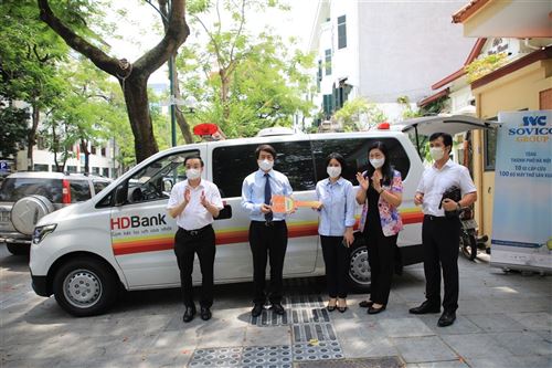 Chủ tịch Ủy ban MTTQ Việt Nam TP Hà Nội Nguyễn Lan Hương tiếp nhận ủng hộ 10 xe cứu thương từ Công ty CP Tập đoàn Sovico