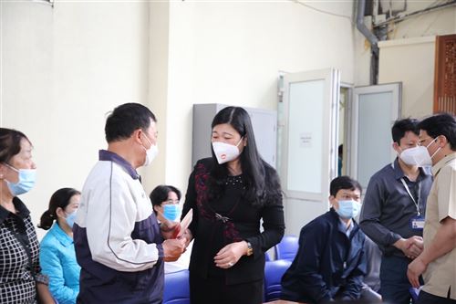 Đồng chí Nguyễn Lan Hương – UVTV Thành ủy, Chủ tịch Ủy ban MTTQ Việt Nam TP thăm hỏi, động viên gia đình có người bị cháy tại phố Phạm Ngọc Thạch, quận Đống Đa (21/4)