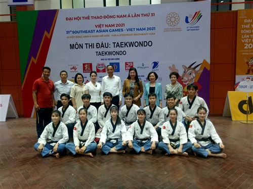 Chủ tịch Ủy ban Mặt trận Tổ quốc Việt Nam thành phố Hà Nội Nguyễn Lan Hương  thăm, chụp ảnh lưu niệm với đội tuyển Taekwondo Việt Nam (9/5)