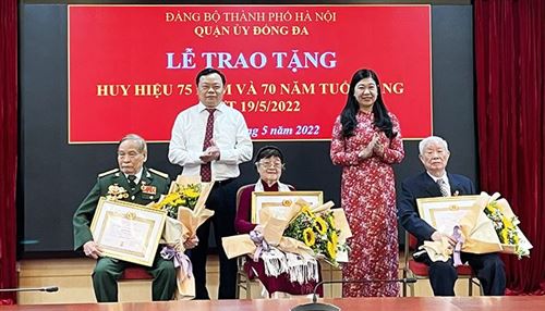 Chủ tịch Ủy ban MTTQ Việt Nam thành phố Nguyễn Lan Hương trao Huy hiệu và chúc mừng các đảng viên quận Đống Đa (17-5)