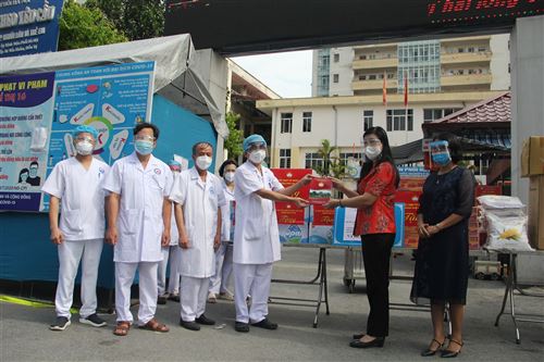 Chủ tịch Ủy ban MTTQ Việt Nam TP Hà Nội Nguyễn Lan Hương đến thăm hỏi, động viên và trao hỗ trợ cho Bệnh viện phổi Hà Nội và các bệnh nhân đang điều trị 