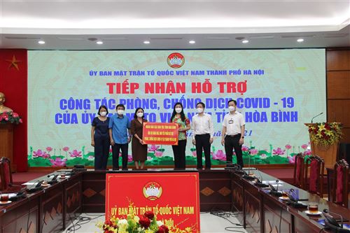 Lãnh đạo Ủy ban MTTQ Việt Nam TP Hà Nội Nguyễn Lan Hương tiếp nhận nhu yếu phẩm từ tỉnh Hòa Bình 