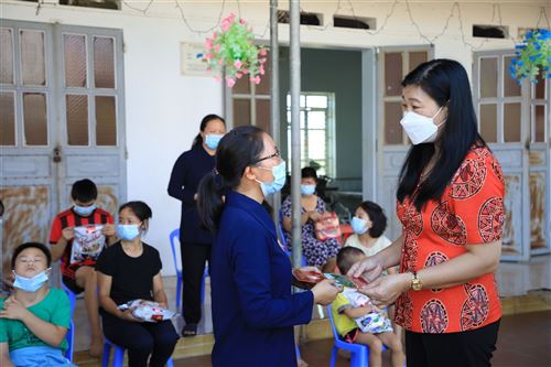 Chủ tịch Ủy ban MTTQ Việt Nam TP Hà Nội Nguyễn Lan Hương  thăm tặng quà Mái ấm Thánh Tâm - Giáo xứ Xuy Xá huyện Mỹ Đức. 