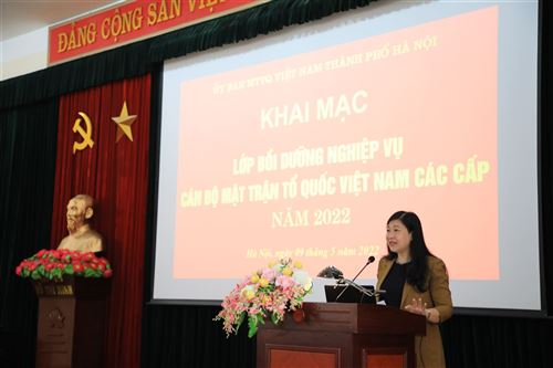 Đồng chí Nguyễn Lan Hương – UVTV Thành ủy, Chủ tịch Ủy ban MTTQ Việt Nam TP phát biểu khai mạc tại lớp bồi dưỡng cán bộ MTTQ Việt Nam các cấp TP (9/5)