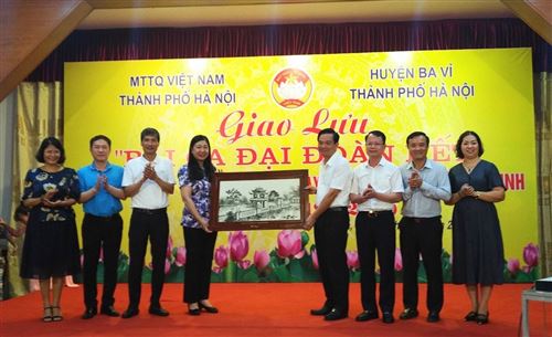 Giao lưu bài ca đại đoàn kết nhân dịp kỷ niệm 132 năm ngày sinh Chủ tịch Hồ Chí Minh giữa Ủy ban MTTQ Việt Nam TP và huyện Ba Vì (13/5)