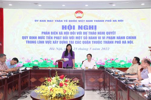 Đồng chí Nguyễn Lan Hương – UVTV Thành ủy, Chủ tịch Ủy ban MTTQ Việt Nam TP phát biểu tại hội nghị phản biện xã hội đối với dự thảo nghị quyết quy định một số mức phạt đối với hành vi vi phạm hành chính trong lĩnh vực xây dựng (25/5)