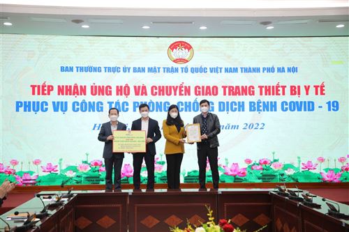 Đồng chí Nguyễn Lan Hương – UVTV Thành ủy, Chủ tịch Ủy ban MTTQ Việt Nam TP tiếp nhận ủng hộ vật tư y tế phục vụ phòng chống dịch Covid (21/6)