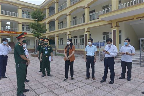 Chủ tịch Ủy ban MTTQ Việt Nam Thành phố Nguyễn Lan Hương kiểm tra tại điểm cách ly trường THCS Phú Thịnh, thị xã Sơn Tây