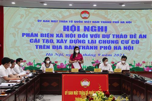 Chủ tịch Ủy ban MTTQ Việt Nam Thành phố, Nguyễn Lan Hương phát biểu tại hội nghị phản biện xã hội đối với nội dung Đề án cải tạo, xây dựng lại chung cư cũ trên địa bàn thành phố Hà Nội. 