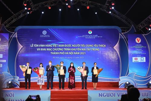 Chủ tịch Ủy ban MTTQ Việt Nam TP, Nguyễn Lan Hương tặng hoa, giấy khen cho các doanh nghiệp đạt Top 1 trong chương trình bình chọn “Hàng Việt Nam được người tiêu dùng yêu thích năm 2021”