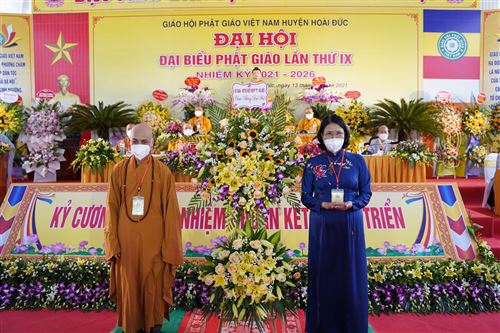 Phó Chủ tịch Ủy ban MTTQ Việt Nam Thành phố, Nguyễn Thị Kim Dung tặng hoa chúc mừng Đại hội Phật giáo huyện Hoài Đức