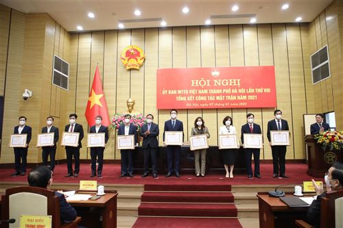 Phó Bí thư Thành ủy Nguyễn Văn Phong tặng bằng khen cho các tập thể có thành tích xuất sắc