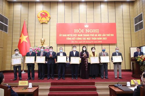 Chủ tịch Ủy ban MTTQ TP Hà Nội Nguyễn Lan Hương tặng bằng khen cho các thành viên HĐTV