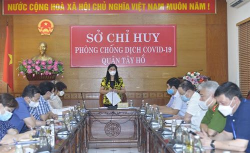 Chủ tịch Ủy ban MTTQ Việt Nam Thành phố, Nguyễn Lan Hương kiểm tra công tác phòng, chống dịch trên địa bàn quận Tây Hồ