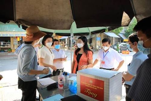 Chủ tịch Ủy ban MTTQ Việt Nam Thành phố, Nguyễn Lan Hương kiểm tra công tác phòng, chống dịch tại Chợ nông sản thực phẩm trên địa bàn thị xã Sơn Tây