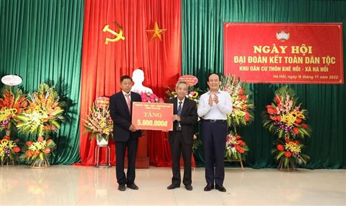 Chủ tịch HĐND TP Nguyễn Ngọc Tuấn tặng quà cho hộ gia đình có hoàn cảnh khó khăn trên địa bàn