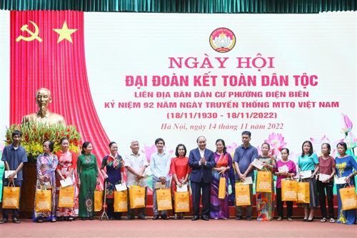 Chủ tịch nước Nguyễn Xuân Phúc tặng quà cho các gia đình có hoàn cảnh khó khăn