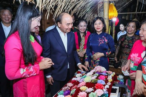 Chủ tịch nước Nguyễn Xuân Phúc thăm khu trưng bày sản phẩm của phường Điện Biên (quận Ba Đình, Hà Nội)