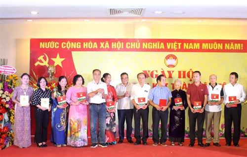 Chủ tịch UBND TP Trần Sỹ Thanh tặng quà cho các hộ gia đình tiêu biểu của phường Trần Phú