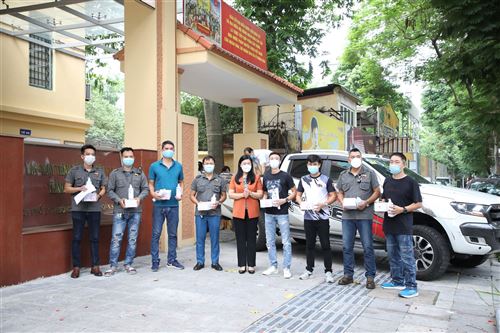 Chủ tịch Ủy ban MTTQ Việt Nam TP Nguyễn Lan Hương tặng đồ y tế cho các lái xe của Câu lạc bộ PVC Việt Nam