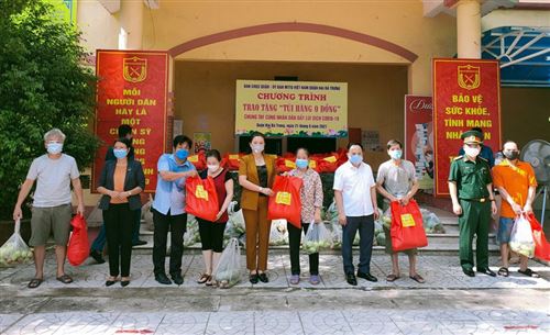 Chương trình Túi hàng 0 đồng do Ủy ban MTTQ Việt Nam quận phối hợp với Ban CHQS quận Hai Bà Trưng tổ chức