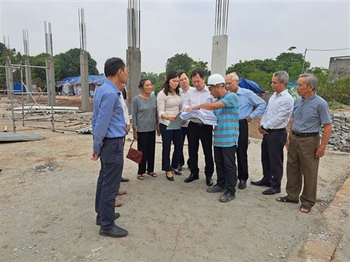 Đoàn giám sát của Ủy ban MTTQ Việt Nam TP giám sát công trình xây dựng tại huyện Phú Xuyên (2)