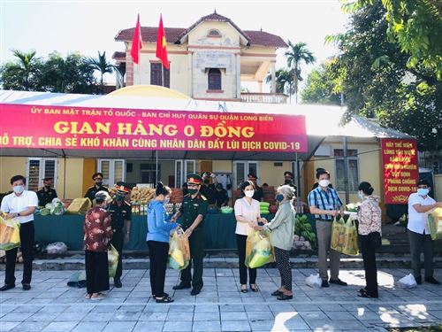Chương trình Gian hàng 0 đồng do Ủy ban MTTQ Việt Nam quận phối hợp với Ban CHQS quận Long Biên tổ chức