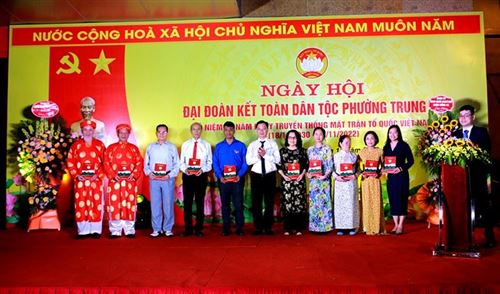 Ông Nguyễn Sỹ Trường, Phó Chủ tịch Uỷ ban MTTQ Việt Nam TP Hà Nội trao tặng quà tới 10 hộ gia đình tiêu biểu trong các phong trào thi đua của phường Trung Tự