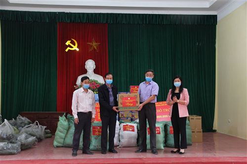 Đại diện lãnh đạo thành phố Hà Nội trao quà hỗ trợ của thành phố đến các hộ dân thôn Đông Cứu
