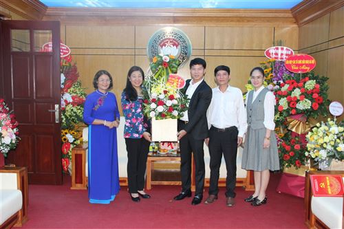 Lãnh đạo huyện Thanh Oai chúc mừng