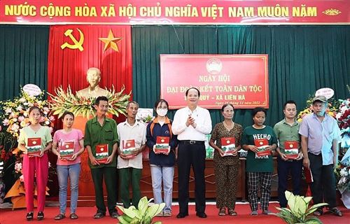 Trưởng ban Tuyên giáo Thành ủy Nguyễn Doãn Toản trao quà của thành phố tặng thôn Quý và 10 suất quà cho các hộ gia đình có hoàn cảnh khó khăn