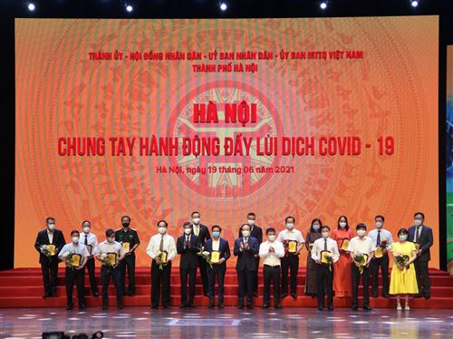 Chủ tịch Hội đồng nhân dân Thành phố Nguyễn Ngọc Tuấn và Phó Chủ tịch Thường trực Ủy ban Mặt trận Tổ quốc Việt Nam Thành phố Nguyễn Anh Tuấn trao biểu trưng cảm ơn các đơn vị